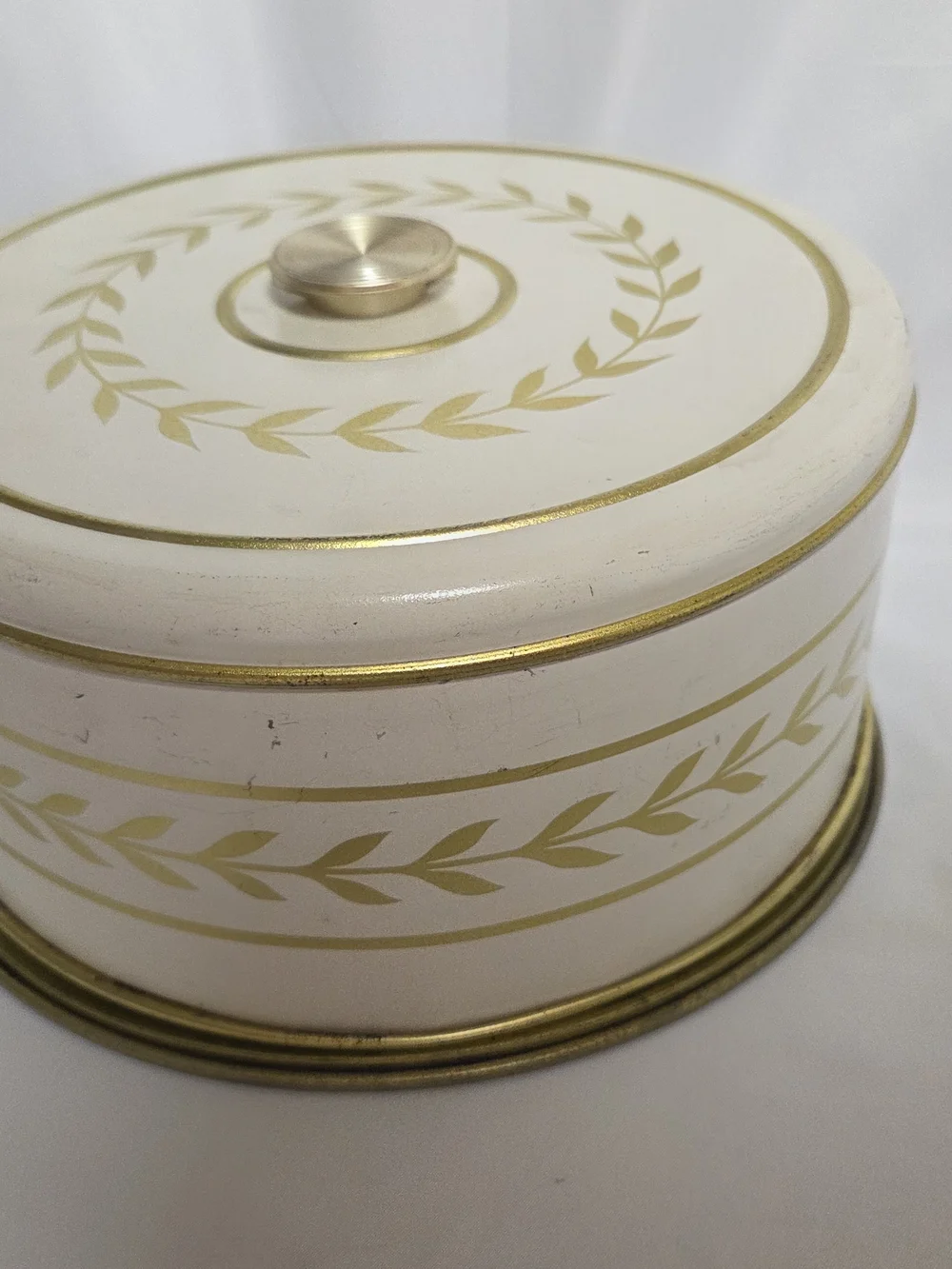 Vintage Retro Metal White Gold Wreath Design Cake Storage‎ Carrier Display